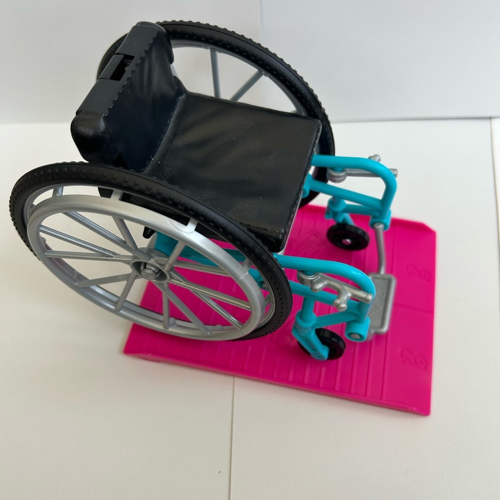 Fashionista #132 Wheelchair Barbie + Wheelchair ramp - Picture 4 of 7